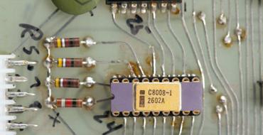 История микропроцессоров Первый коммерчески доступный однокристальный микропроцессор появился в